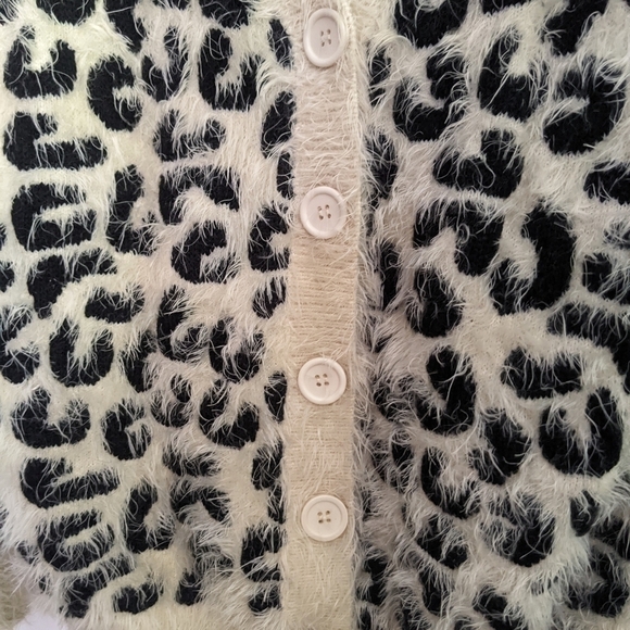 Pol Leopard Print Fuzzy V-Neck Cardigan Medium Cream and Black - Picture 4 of 5